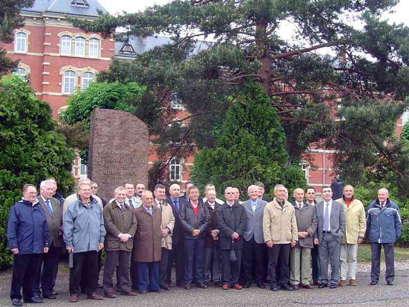32_Photo 080 (Sommier).jpg - Devant la stèle, les GK 's men 